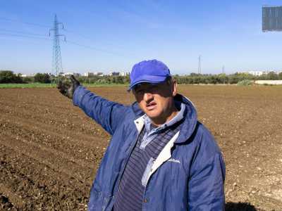 Un contadino della zona spiega che la struttura � utilizzata come deposito di attrezzi
